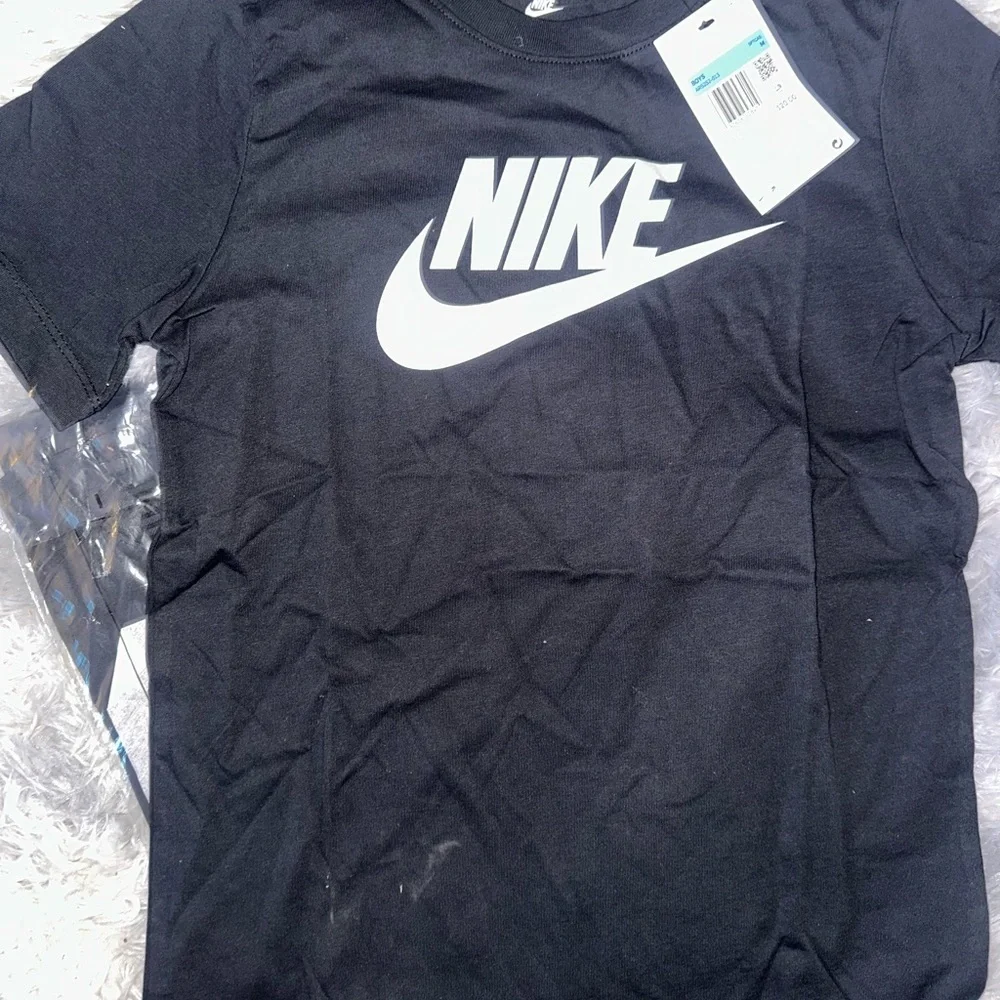 Nike Boys Black T-Shirt - The Nike Tee - Gray White Nike Swoosh Front - NEW M